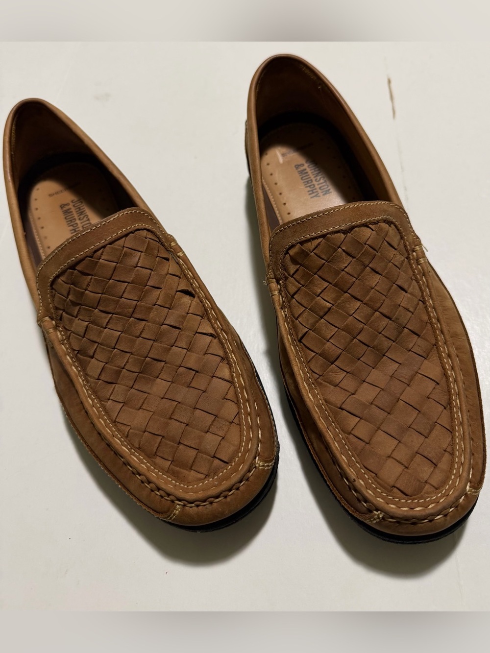 Men’s sz 9 Johnston & Murphy slip ons leather loafers, good condition